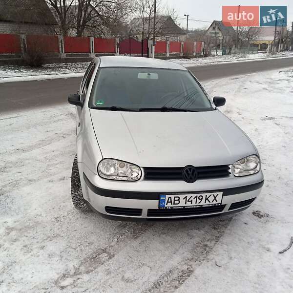 Хэтчбек Volkswagen Golf 2001 в Ладыжине