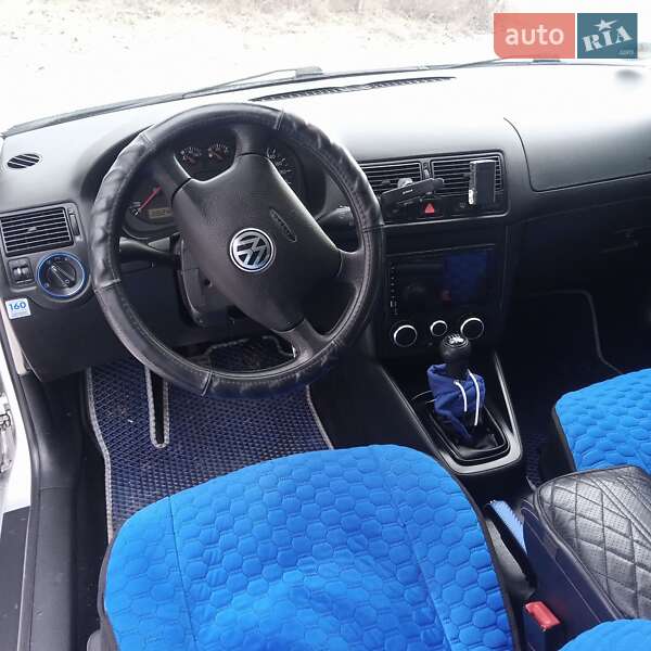 Хэтчбек Volkswagen Golf 2001 в Ладыжине