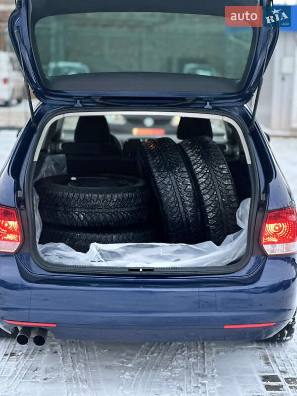 Универсал Volkswagen Golf 2011 в Староконстантинове