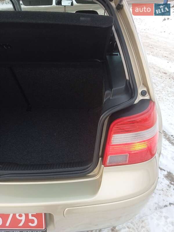 Хетчбек Volkswagen Golf 2003 в Красилові