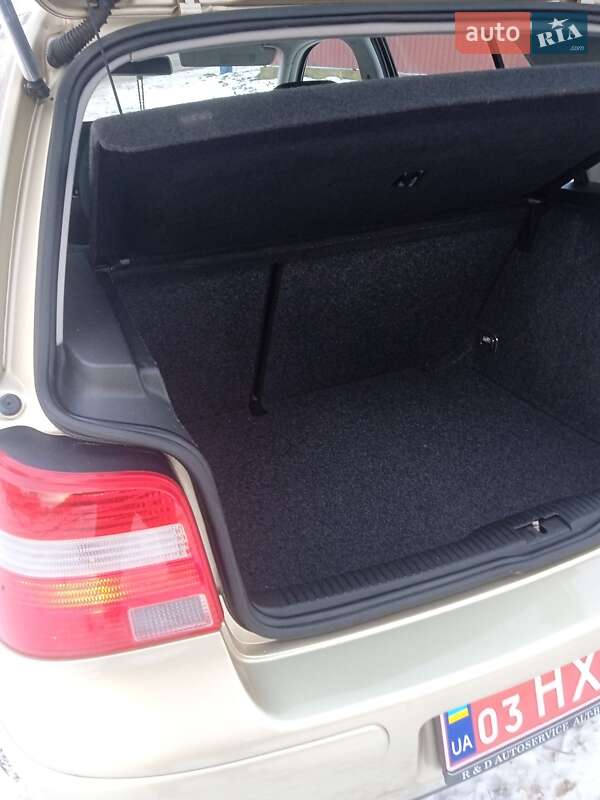 Хетчбек Volkswagen Golf 2003 в Красилові