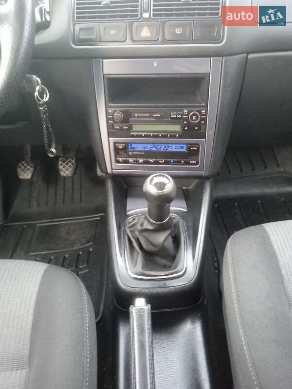 Хетчбек Volkswagen Golf 2003 в Красилові