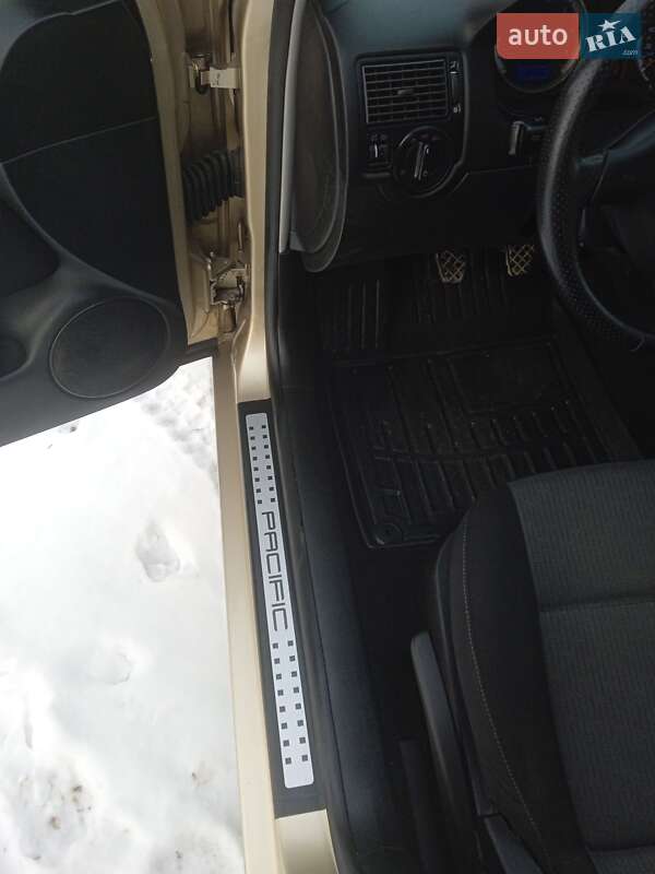 Хетчбек Volkswagen Golf 2003 в Красилові