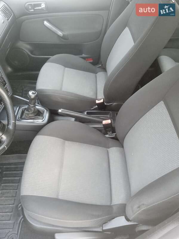 Хетчбек Volkswagen Golf 2003 в Красилові