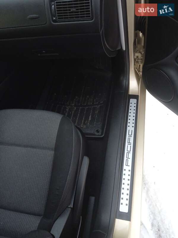 Хетчбек Volkswagen Golf 2003 в Красилові