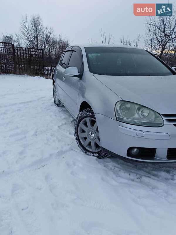 Хетчбек Volkswagen Golf 2004 в Шепетівці