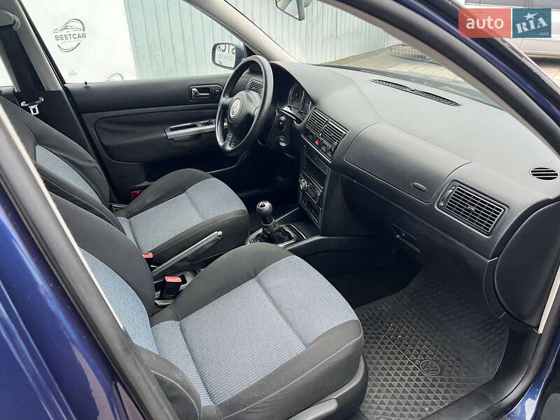 Хетчбек Volkswagen Golf 2003 в Дніпрі