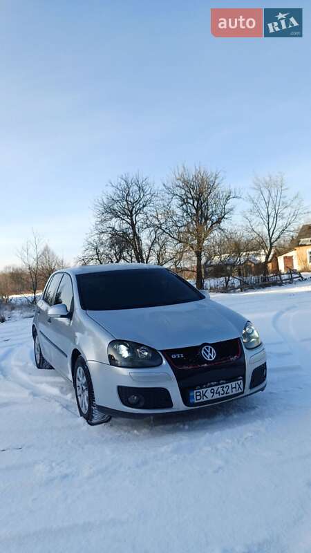 Хетчбек Volkswagen Golf 2006 в Дубровиці