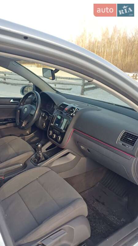 Хетчбек Volkswagen Golf 2006 в Дубровиці