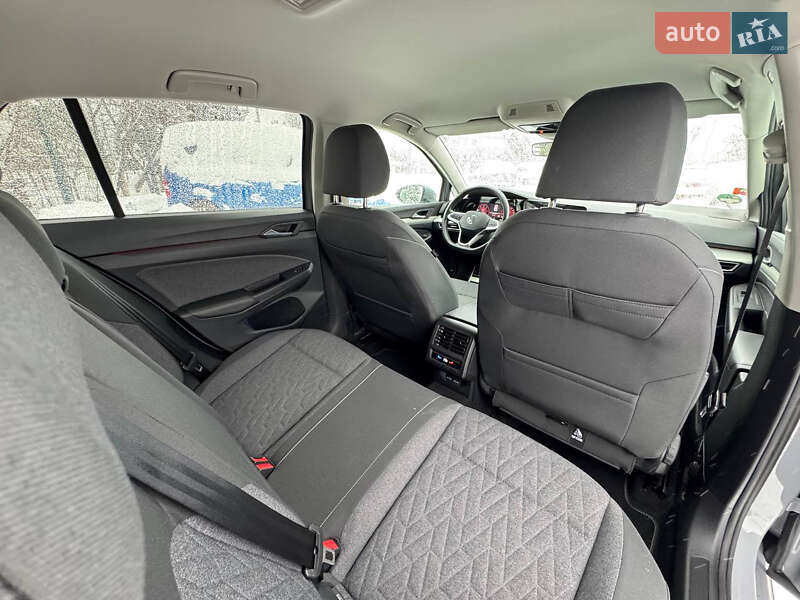 Хэтчбек Volkswagen Golf 2023 в Львове