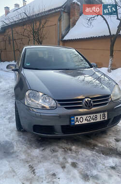 Хетчбек Volkswagen Golf 2005 в Сваляві