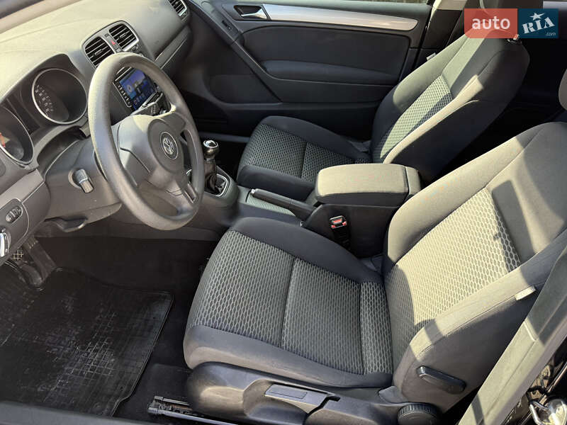 Хэтчбек Volkswagen Golf 2010 в Львове