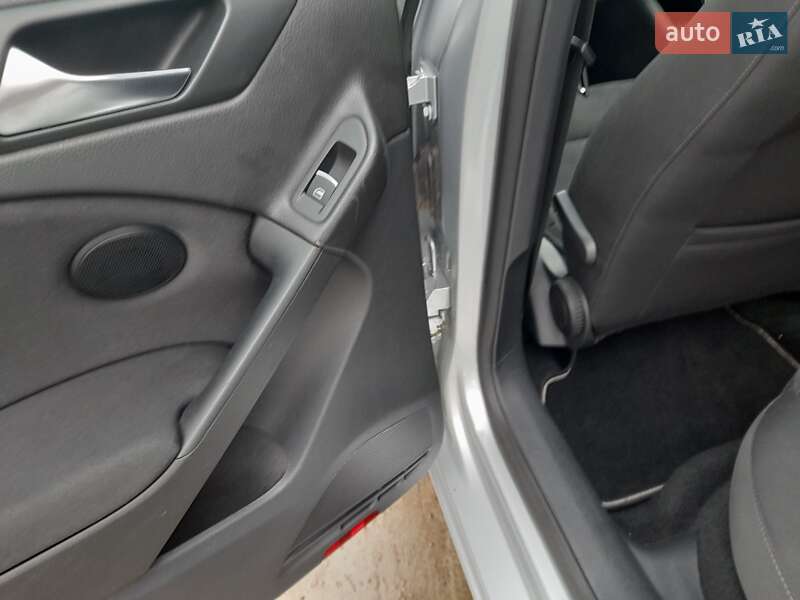 Хэтчбек Volkswagen Golf 2009 в Новой Водолаге