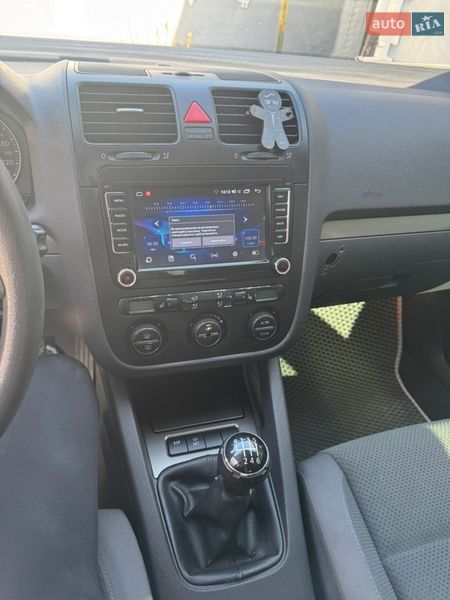 Хэтчбек Volkswagen Golf 2004 в Черновцах