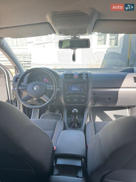 Хэтчбек Volkswagen Golf 2004 в Черновцах