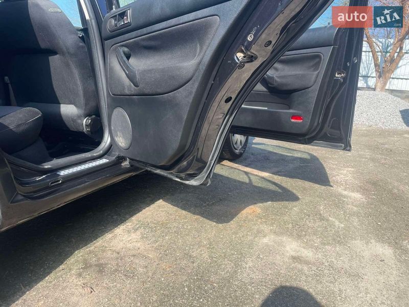 Хэтчбек Volkswagen Golf 2001 в Коростышеве