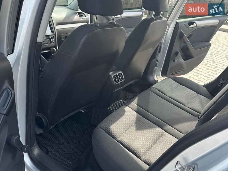 Хэтчбек Volkswagen Golf 2012 в Черновцах