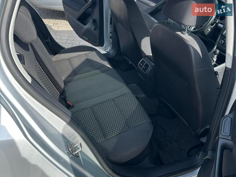 Хэтчбек Volkswagen Golf 2012 в Черновцах