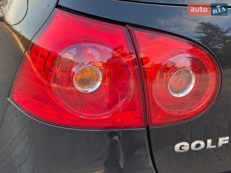 Хэтчбек Volkswagen Golf 2005 в Староконстантинове