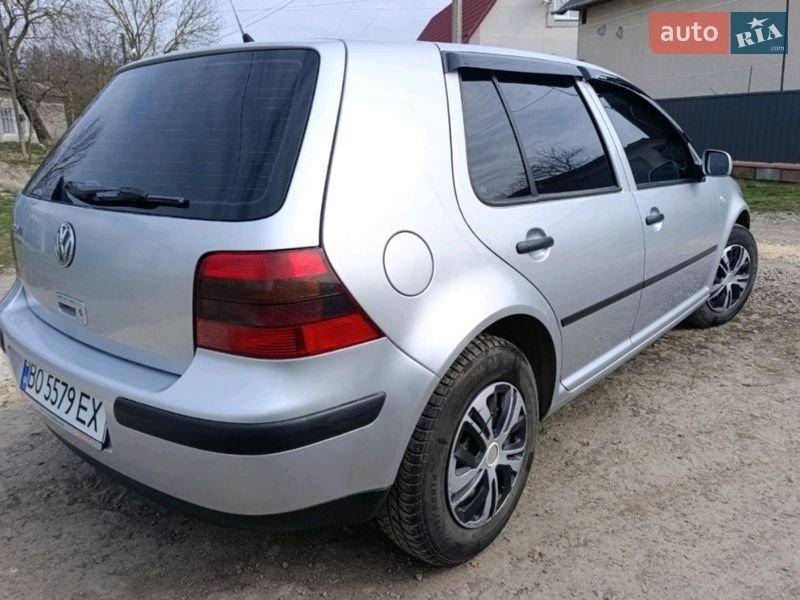 Хэтчбек Volkswagen Golf 2002 в Чорткове