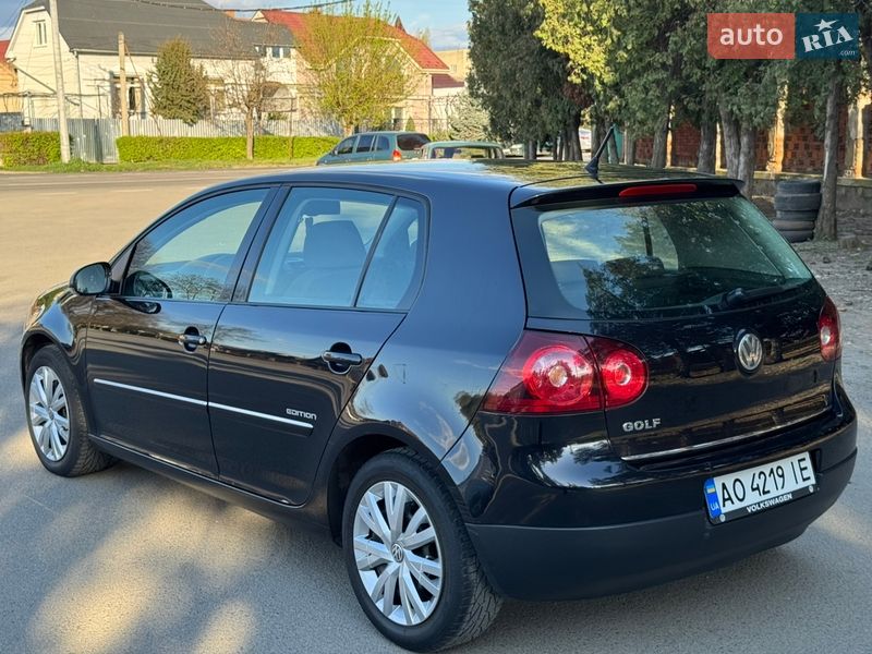 Хэтчбек Volkswagen Golf 2008 в Ужгороде