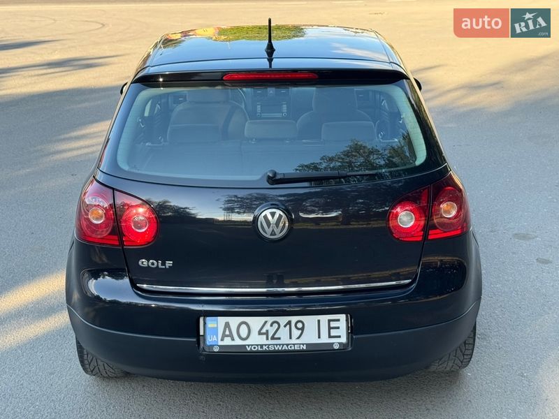 Хэтчбек Volkswagen Golf 2008 в Ужгороде
