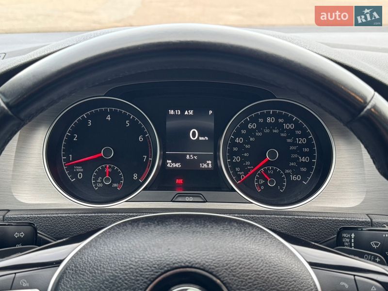 Хэтчбек Volkswagen Golf 2017 в Кропивницком