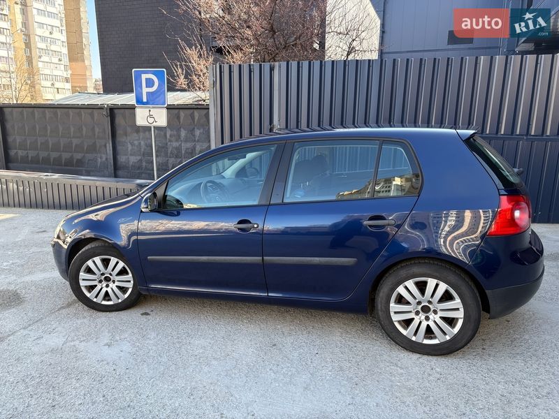 Хэтчбек Volkswagen Golf 2005 в Киеве