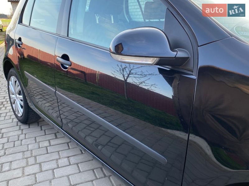 Хэтчбек Volkswagen Golf 2004 в Луцке