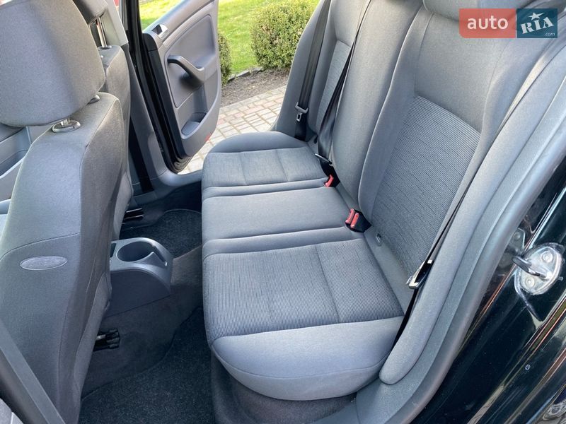 Хэтчбек Volkswagen Golf 2004 в Луцке