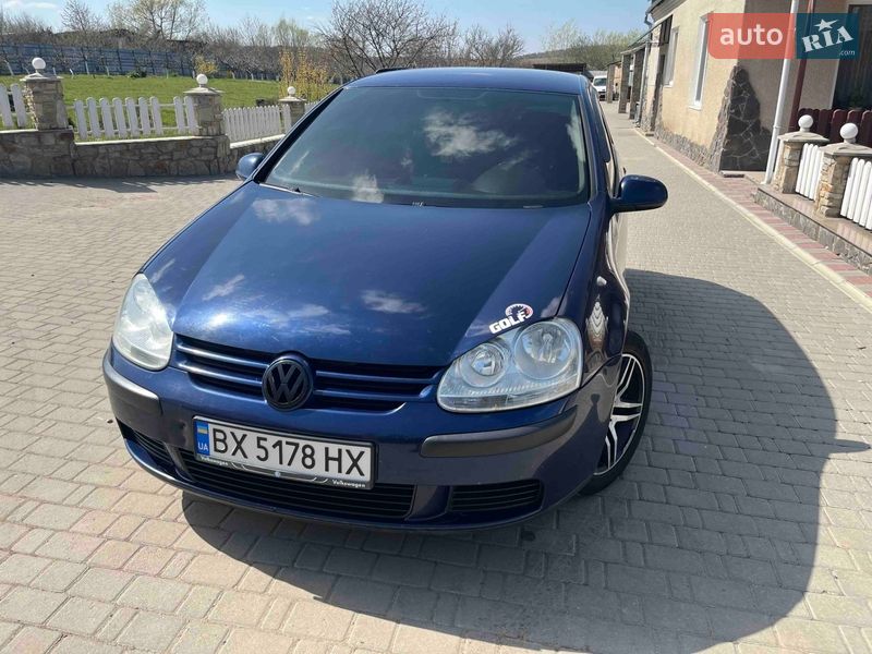 Хэтчбек Volkswagen Golf 2005 в Новой Ушице