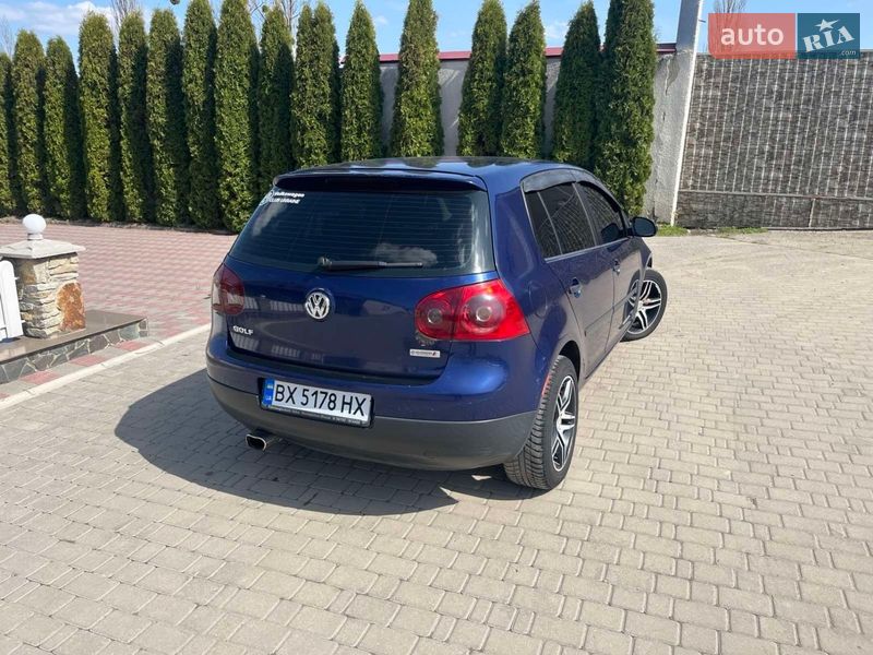 Хэтчбек Volkswagen Golf 2005 в Новой Ушице