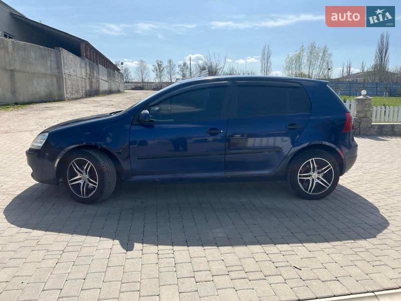 Хэтчбек Volkswagen Golf 2005 в Новой Ушице