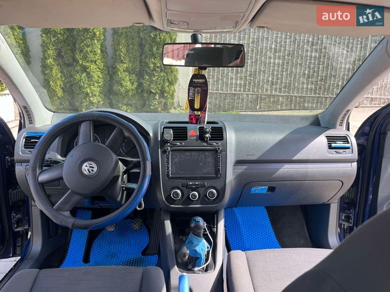 Хэтчбек Volkswagen Golf 2005 в Новой Ушице