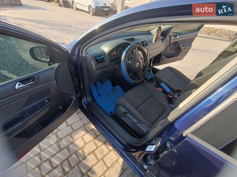 Хэтчбек Volkswagen Golf 2005 в Новой Ушице