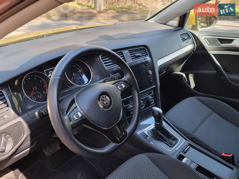 Хэтчбек Volkswagen Golf 2018 в Киеве