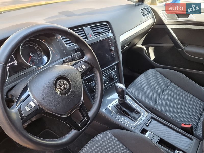 Хэтчбек Volkswagen Golf 2018 в Киеве