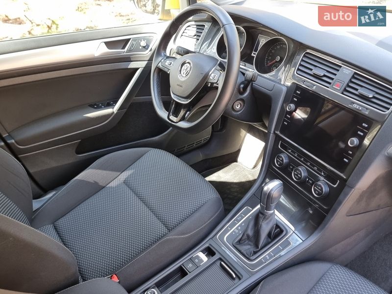 Хэтчбек Volkswagen Golf 2018 в Киеве