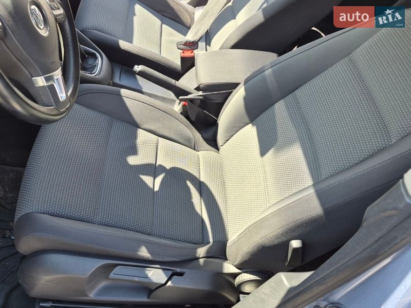 Хэтчбек Volkswagen Golf 2011 в Днепре