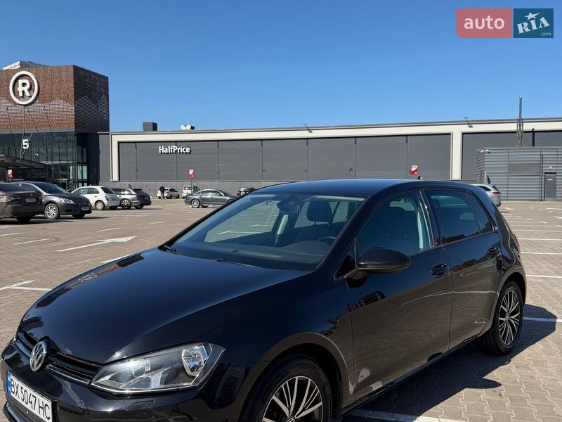 Хэтчбек Volkswagen Golf 2016 в Киеве
