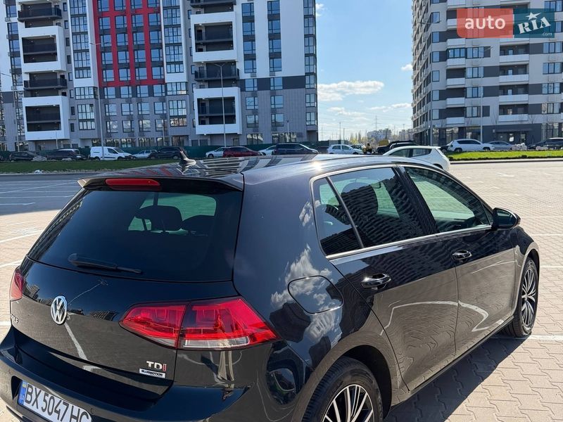 Хэтчбек Volkswagen Golf 2016 в Киеве