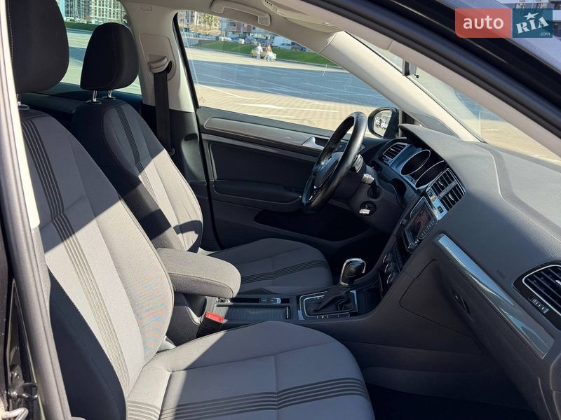 Хэтчбек Volkswagen Golf 2016 в Киеве