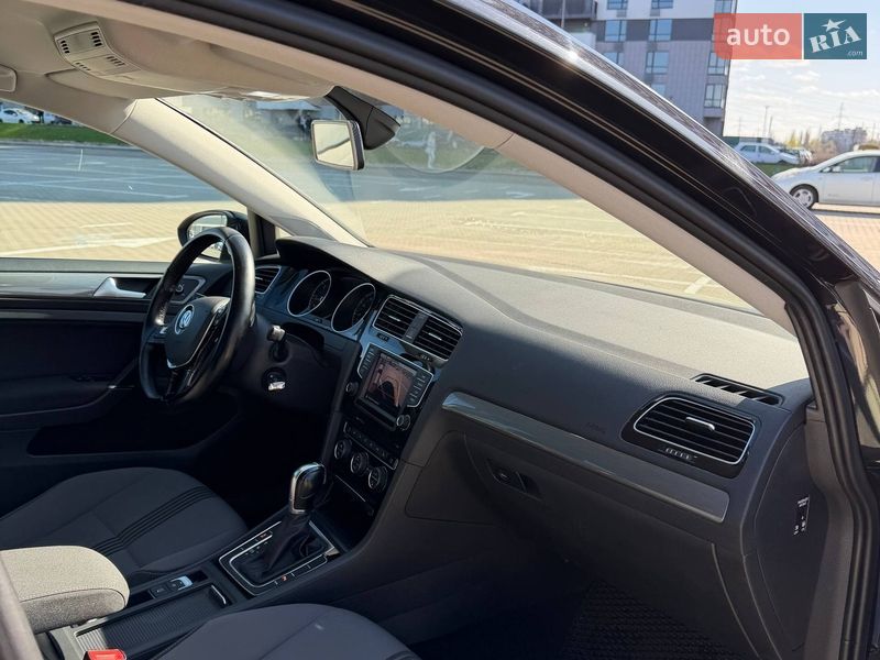 Хэтчбек Volkswagen Golf 2016 в Киеве