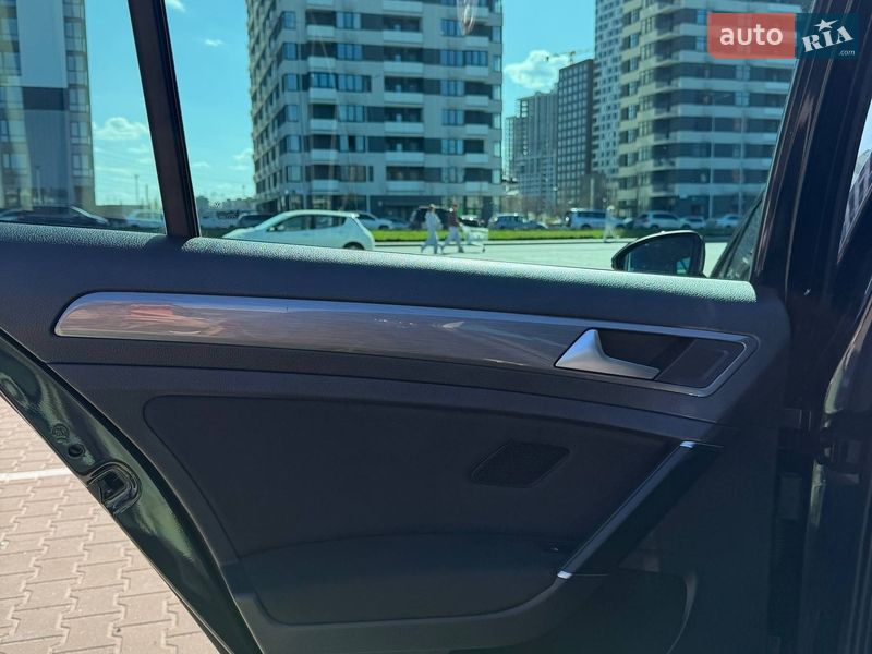 Хэтчбек Volkswagen Golf 2016 в Киеве