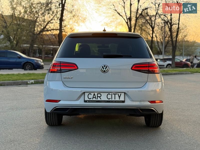 Хэтчбек Volkswagen Golf 2018 в Киеве