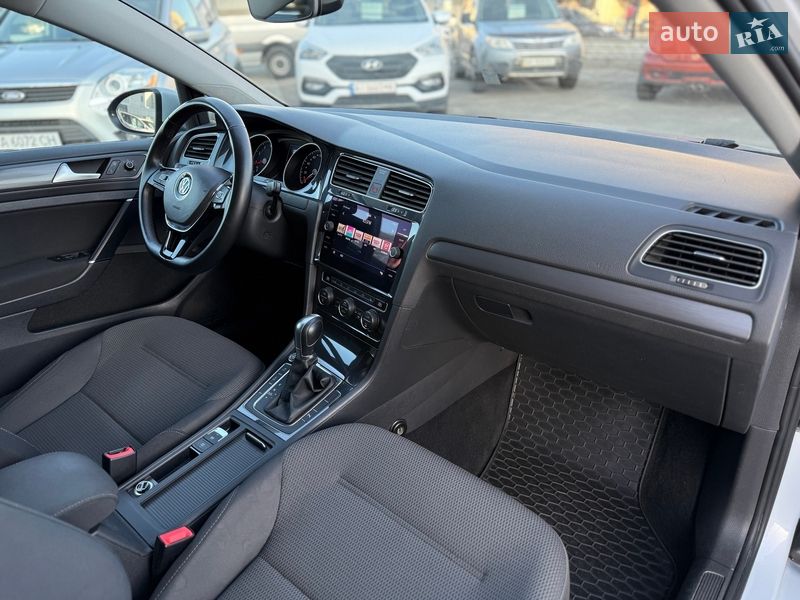 Хэтчбек Volkswagen Golf 2018 в Киеве