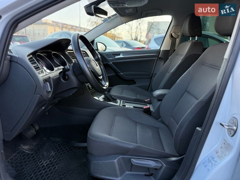 Хэтчбек Volkswagen Golf 2018 в Киеве