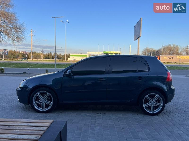Хетчбек Volkswagen Golf 2004 в Дніпрі