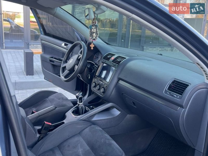 Хетчбек Volkswagen Golf 2004 в Дніпрі