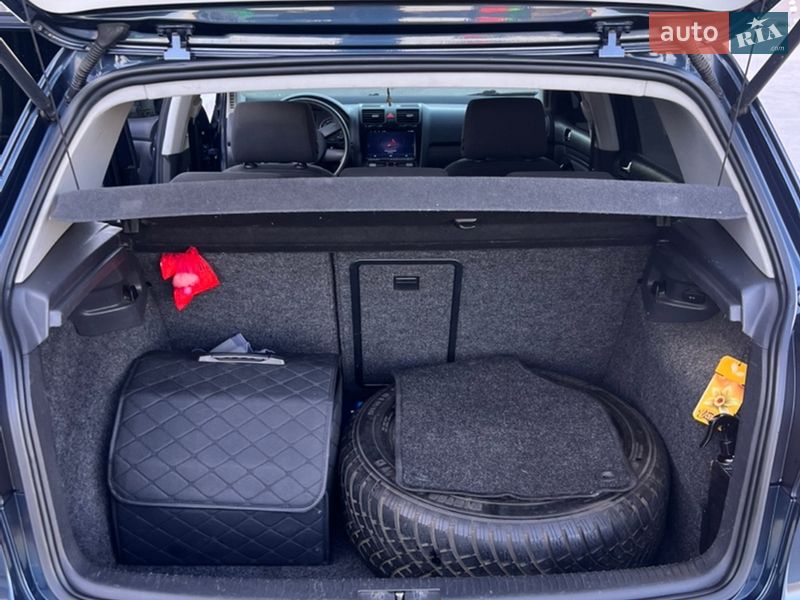 Хетчбек Volkswagen Golf 2004 в Дніпрі